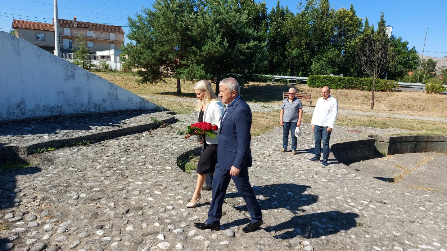 POVODOM DANA DRŽAVNOSTI DELEGACIJA OPŠTINE U OKVIRU GLAVNOG GRADA - GOLUBOVCI POLOŽILA CVIJEĆE NA SPOMENIK PALIM BORCIMA U ANOVIMA
